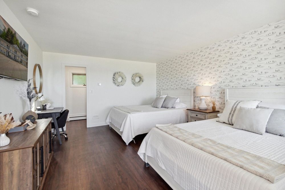 Bay Inn of Petoskey Lake View Double Queen Suite 14
