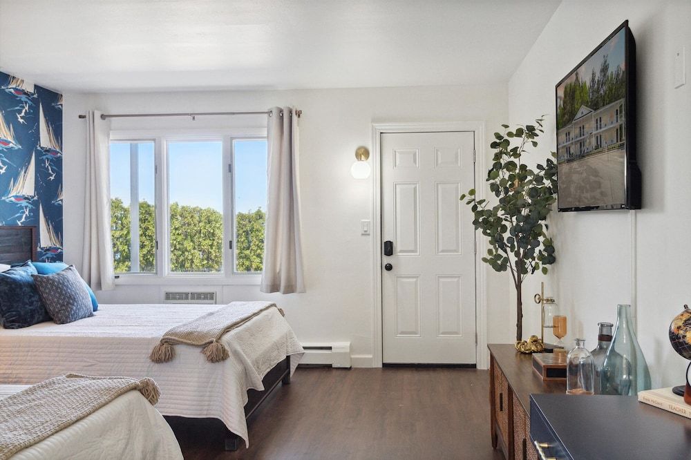 Bay Inn of Petoskey Lake View Double Queen Suite 33