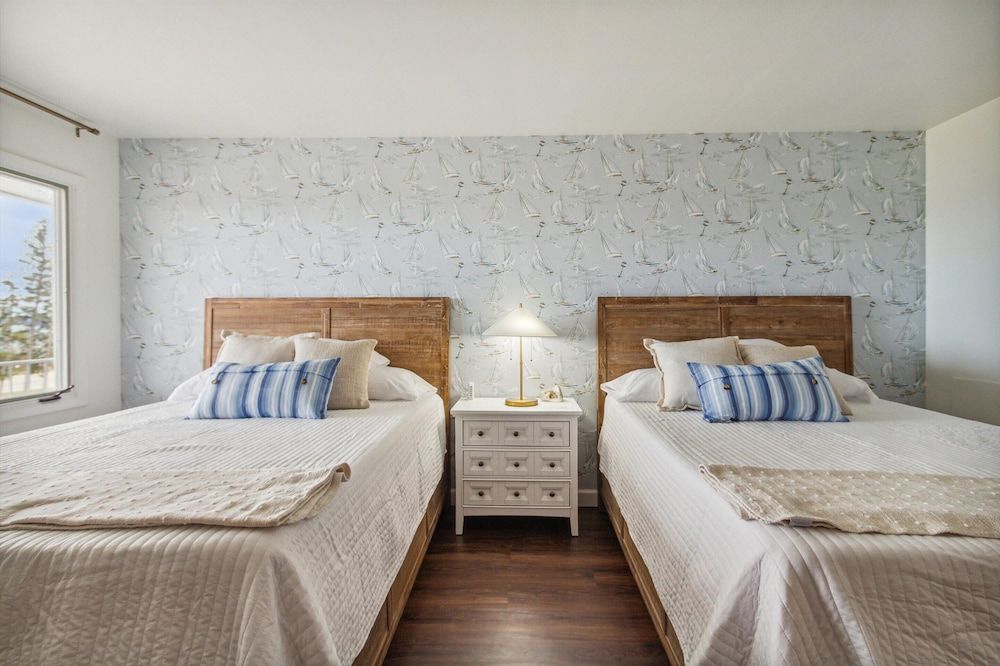 Bay Inn of Petoskey Lake View Double Queen Suite 15