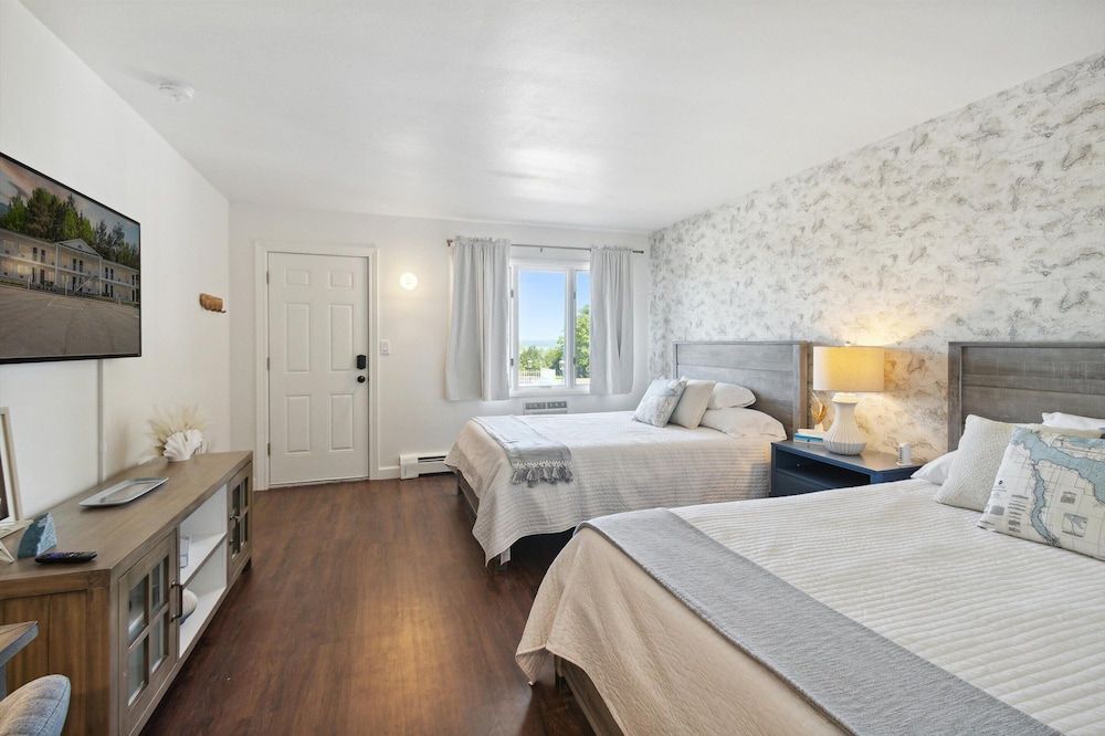 Bay Inn of Petoskey Lake View Double Queen Suite