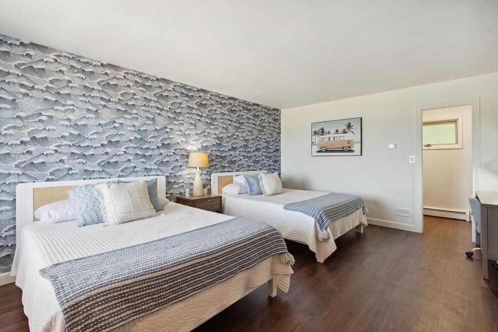 Bay Inn of Petoskey Lake View Double Queen Suite 21