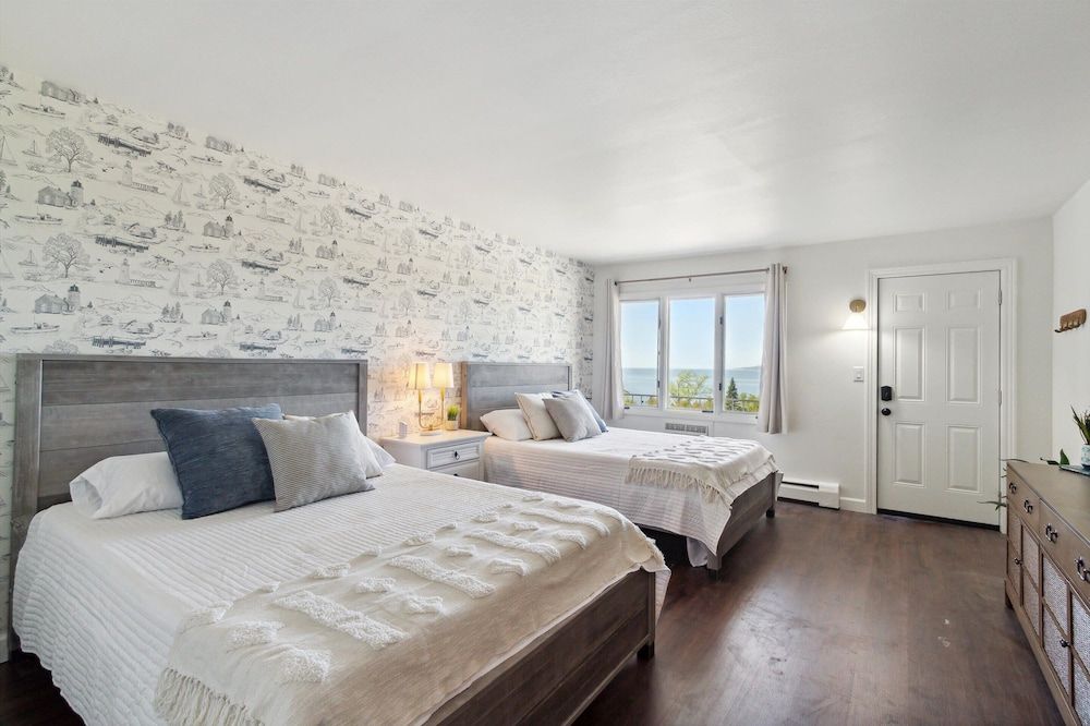 Bay Inn of Petoskey Lake View Double Queen Suite 12