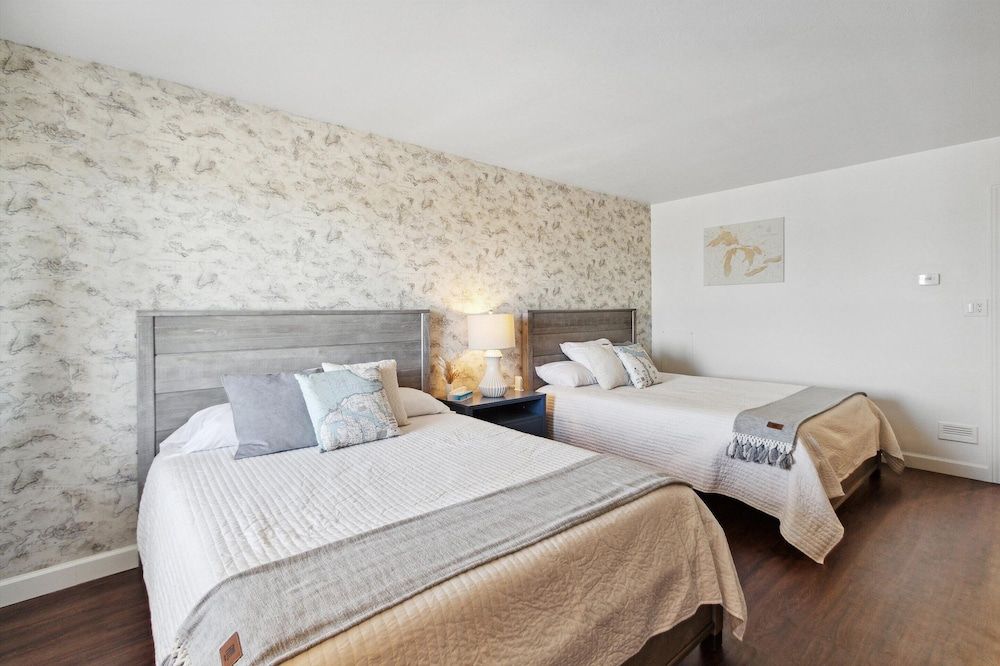 Bay Inn of Petoskey Lake View Double Queen Suite 2