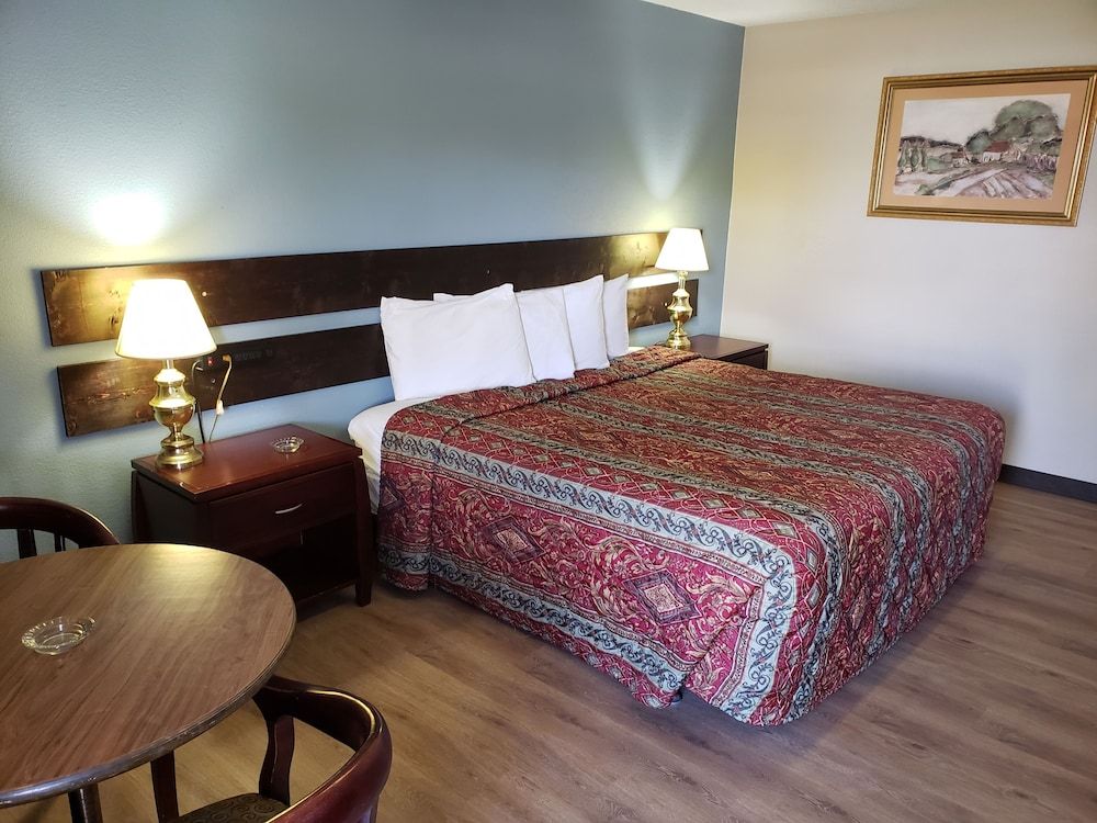 River Heights Motel Standard Room, 1 King Bed, Smoking 2