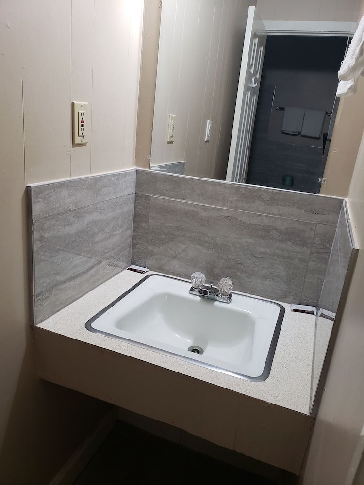 River Heights Motel Standard Room, 2 Queen Beds, Smoking 5