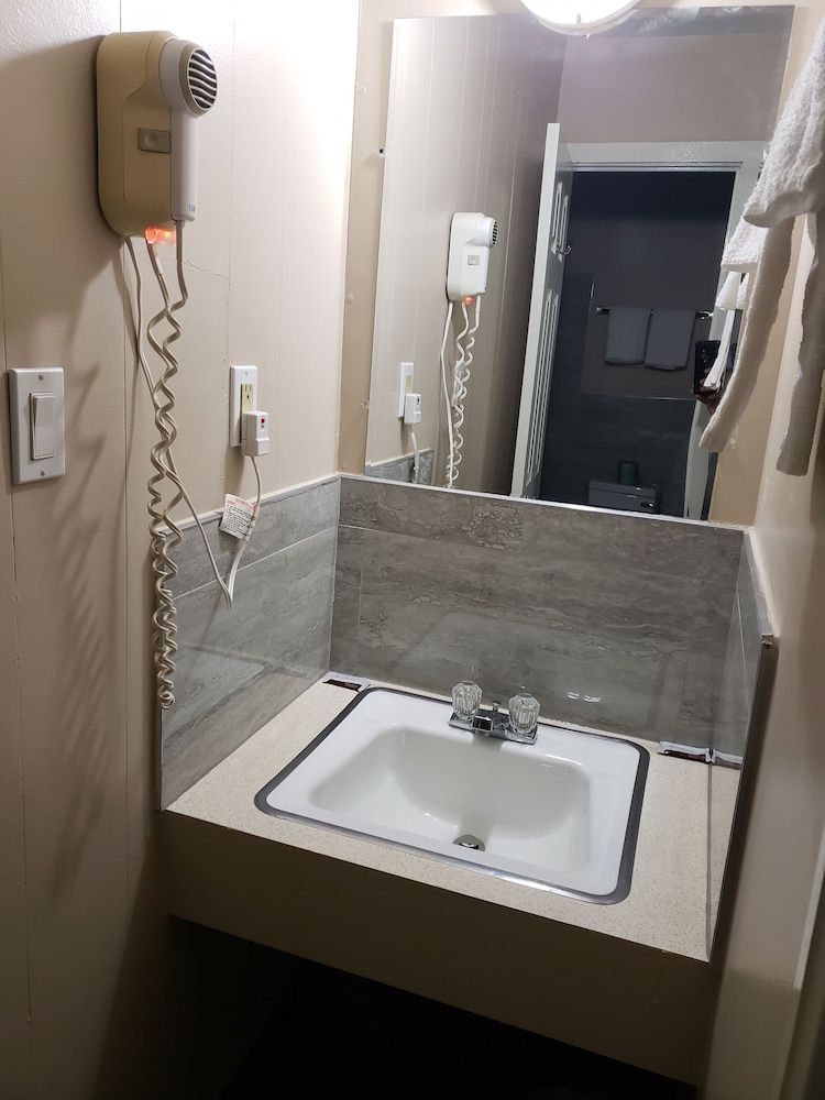 River Heights Motel Standard Room, 1 King Bed, Non Smoking 5