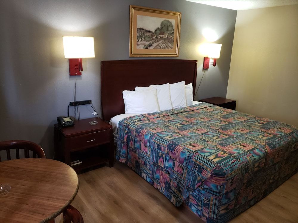 River Heights Motel Standard Room, 1 King Bed, Smoking 2