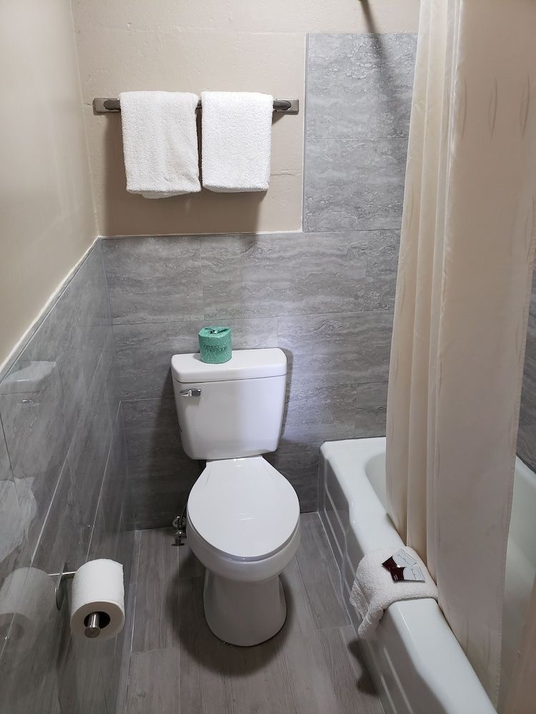 River Heights Motel Standard Room, 2 Queen Beds, Non Smoking 3