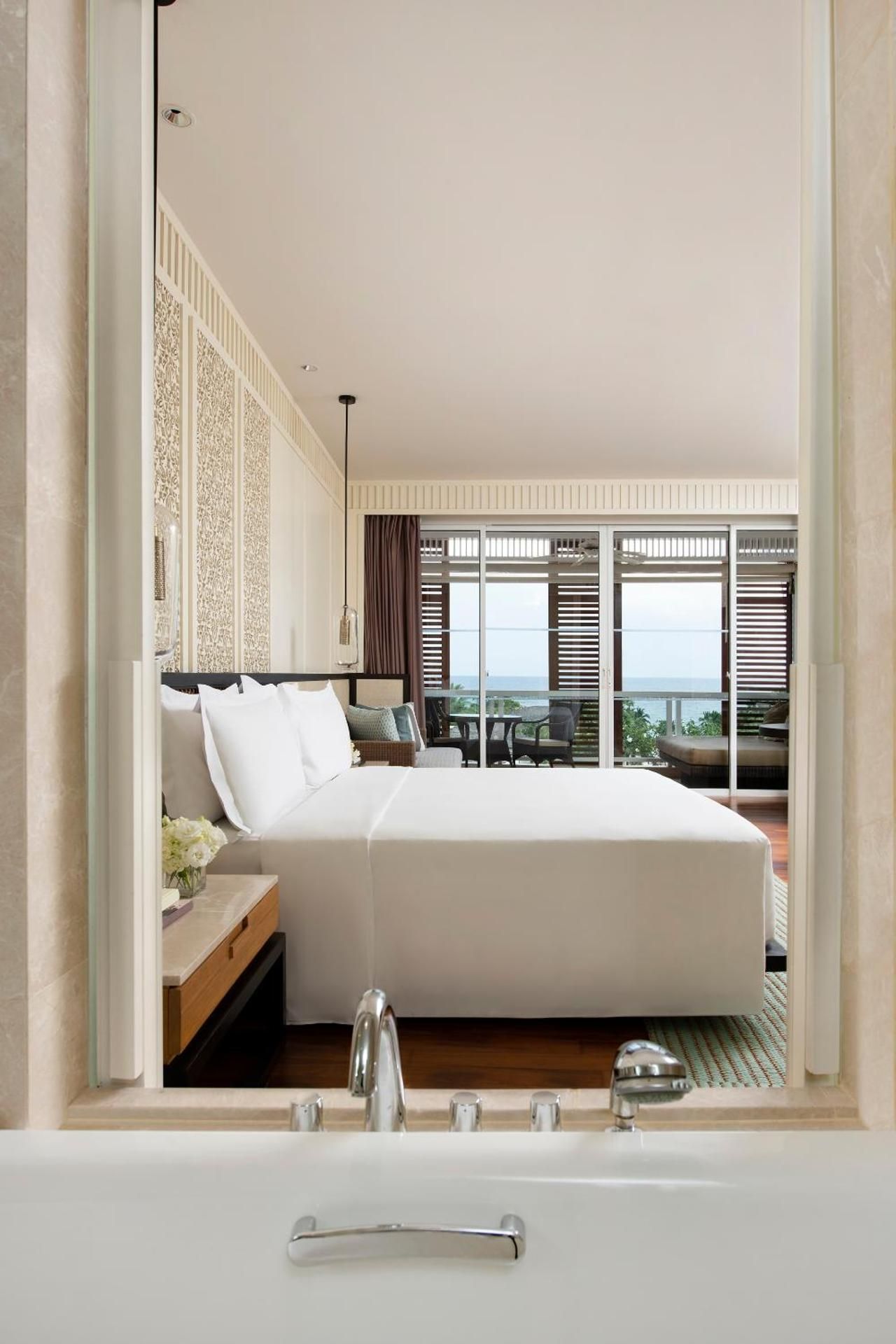 1 King Premium Ocean View Club Lounge Access