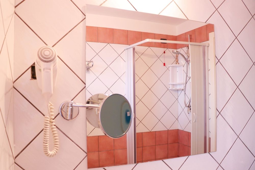 Hotel Ancora Family Room, Beach View 5