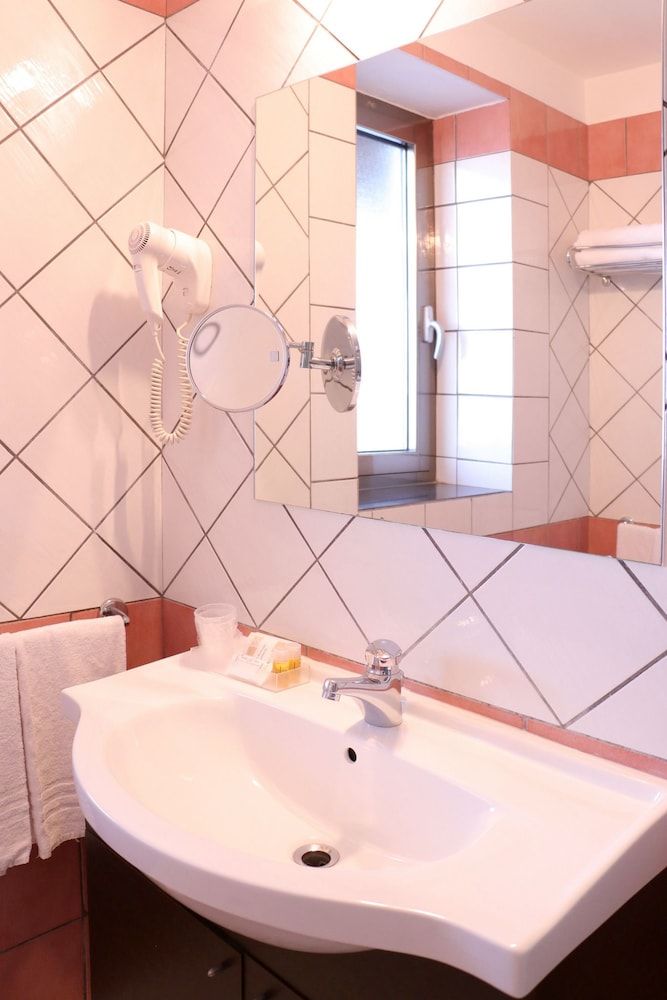 Hotel Ancora Family Room, Beach View 6