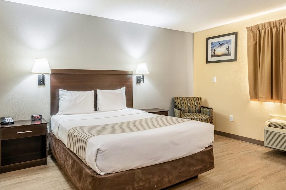 Room, 1 Queen Bed, Non Smoking (Efficiency, Pet Friendly)