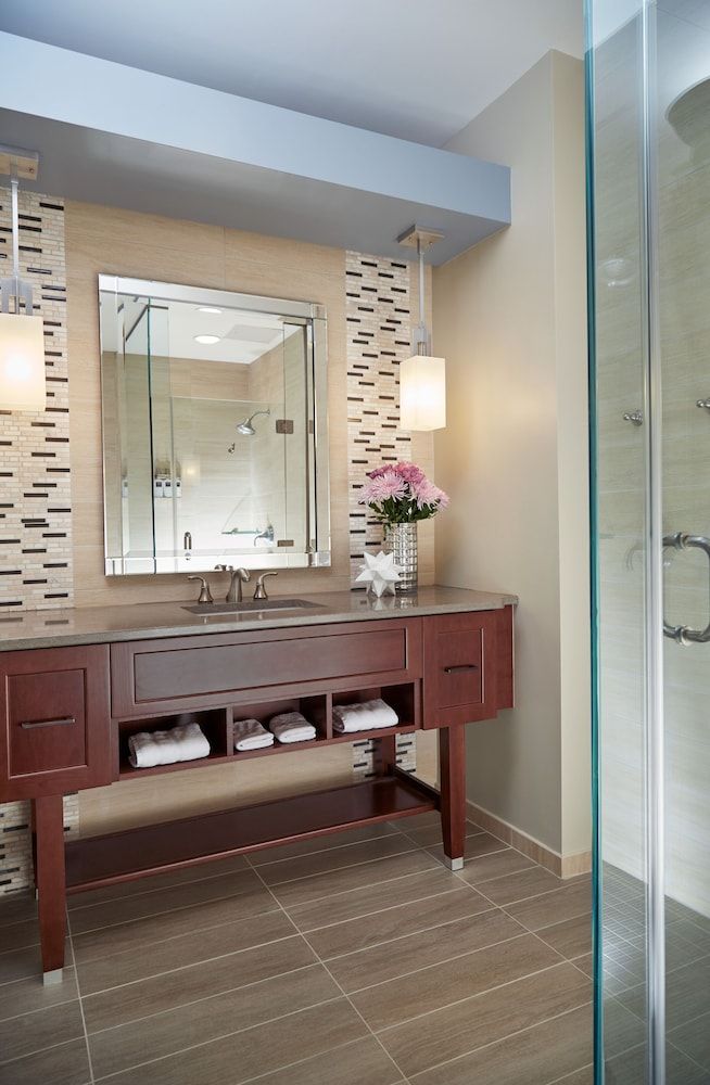 Room, 1 Queen Bed, Accessible (Shower)