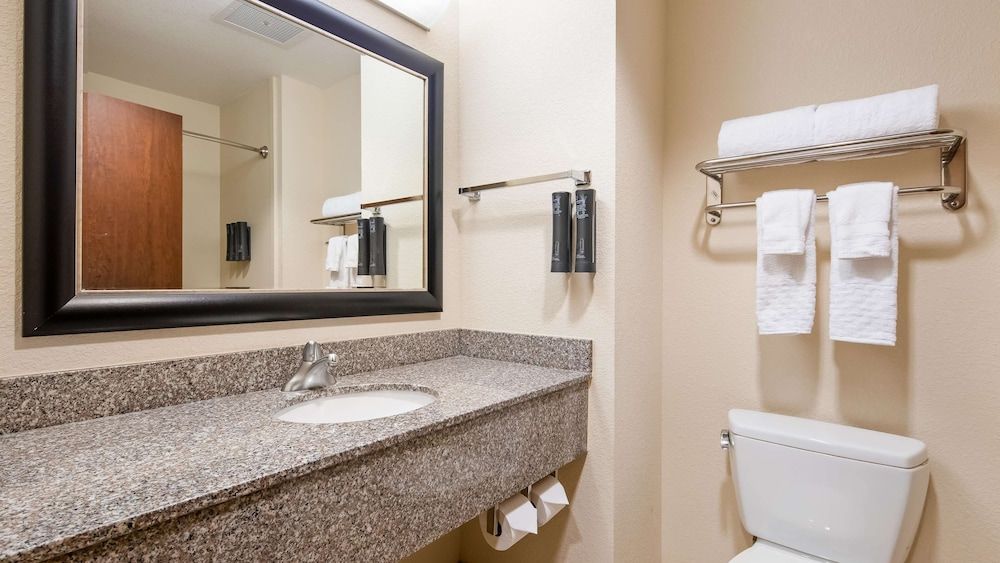 Best Western Plus Chain of Lakes Inn & Suites Standard Room, 1 King Bed, Non Smoking, Jetted Tub 3