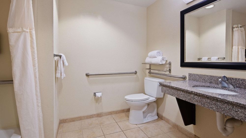 Best Western Plus Chain of Lakes Inn & Suites Standard Room, 1 King Bed, Accessible, Non Smoking 3