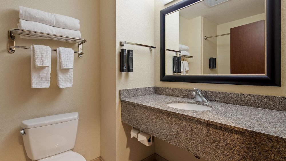 Best Western Plus Chain of Lakes Inn & Suites Standard Room, 1 King Bed, Accessible, Non Smoking 4