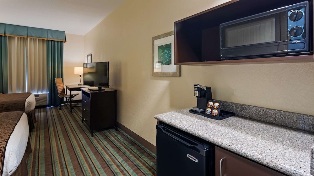 Best Western Plus Chain of Lakes Inn & Suites Standard Room, 2 Queen Beds, Accessible, Non Smoking 2
