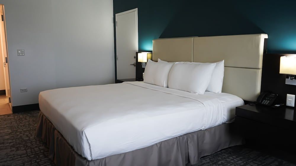 Costa Bahia Hotel & Convention Center Deluxe Room, 1 King Bed