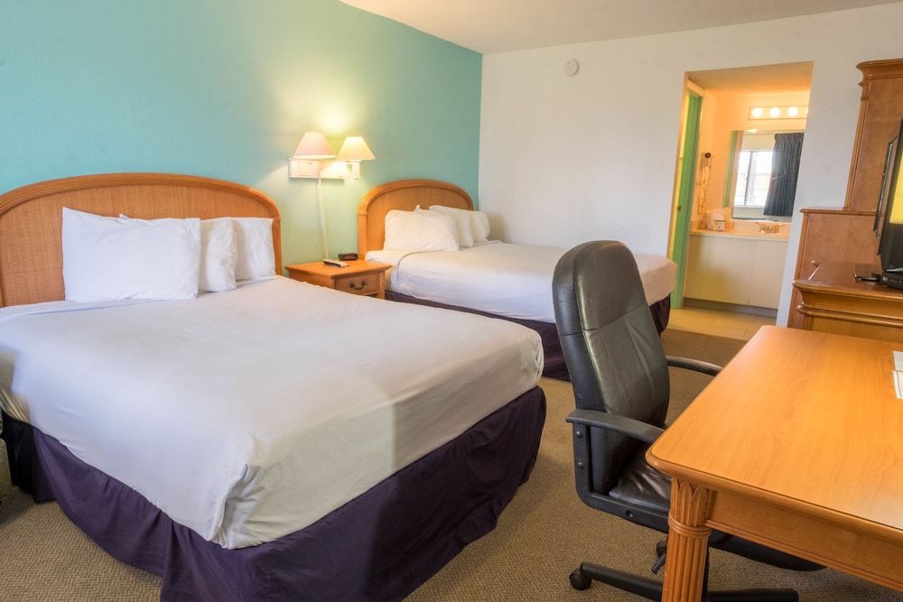 Rodeway Inn Clearwater - Central Standard, 2 Queen Bed, Non Smoking 2