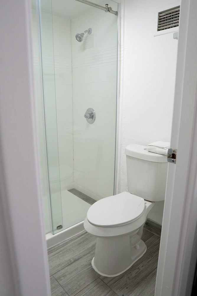 Rodeway Inn Clearwater - Central Deluxe Room, 1 King Bed, Non Smoking 2