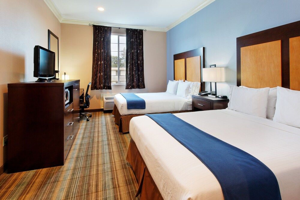 Suite, 2 Queen Beds, Corner