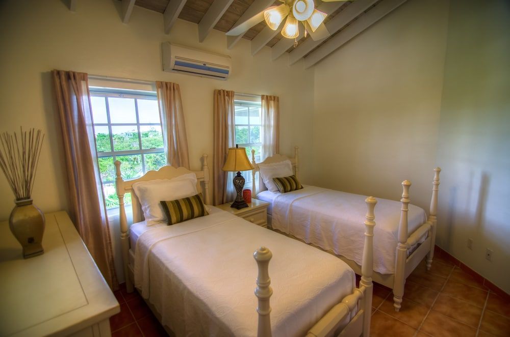 Deluxe Suite, 2 Bedrooms, Kitchen, Pool View