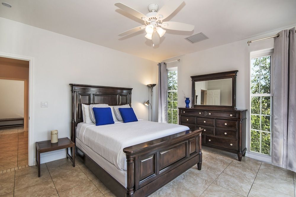 Signature Suite, 2 Bedrooms, Kitchen, Poolside