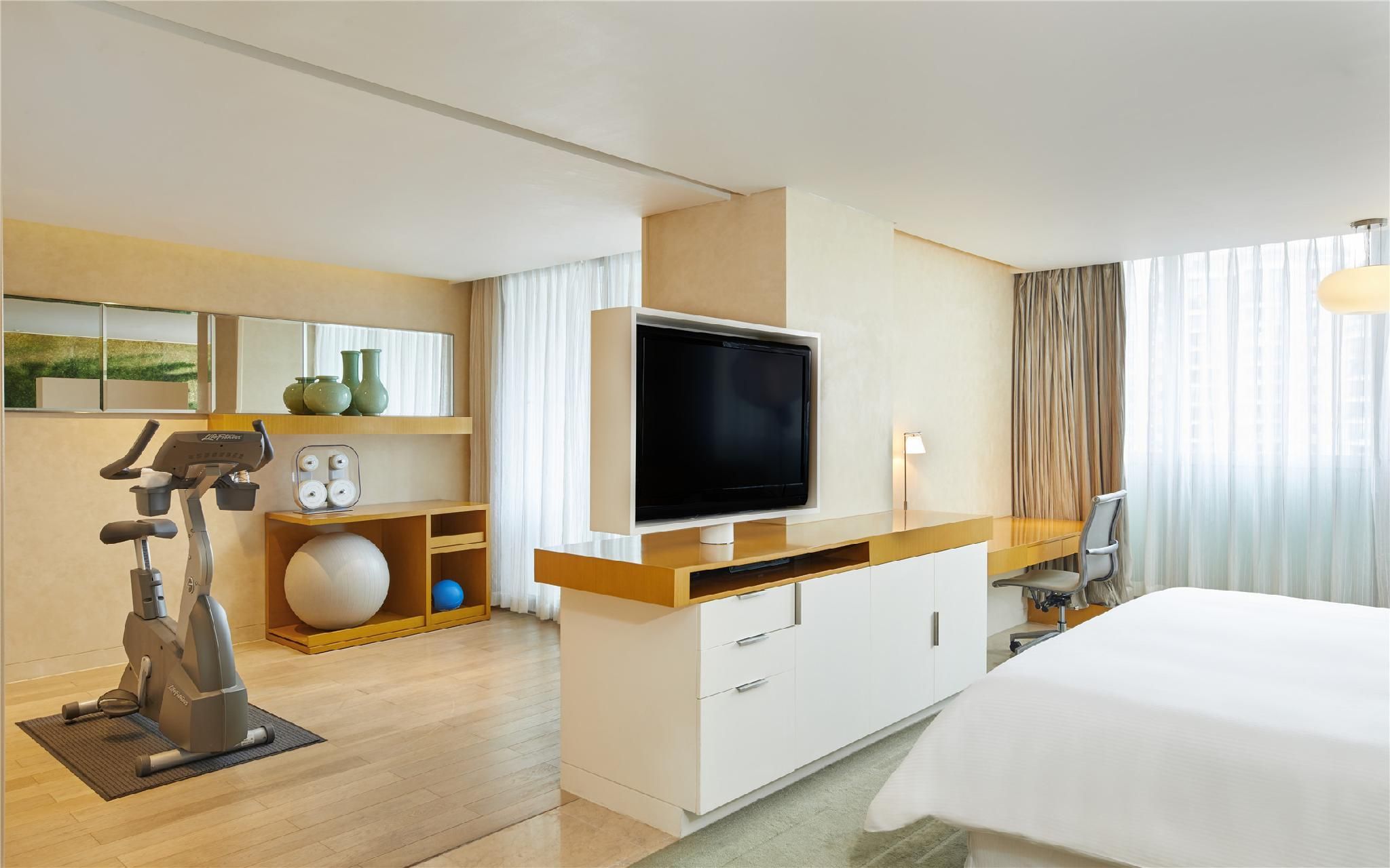 Renewal, Club lounge access, Suite, 1 King, City view, Balcony