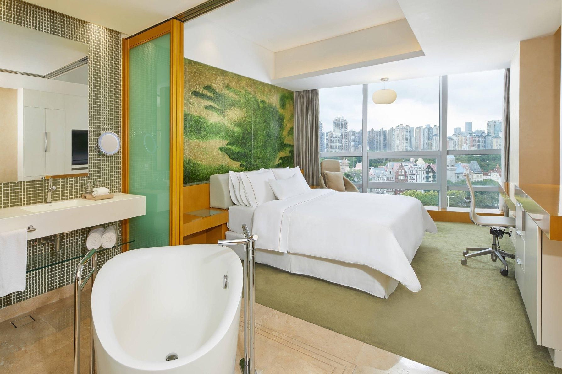 Club lounge access, Suite, 1 King, City view