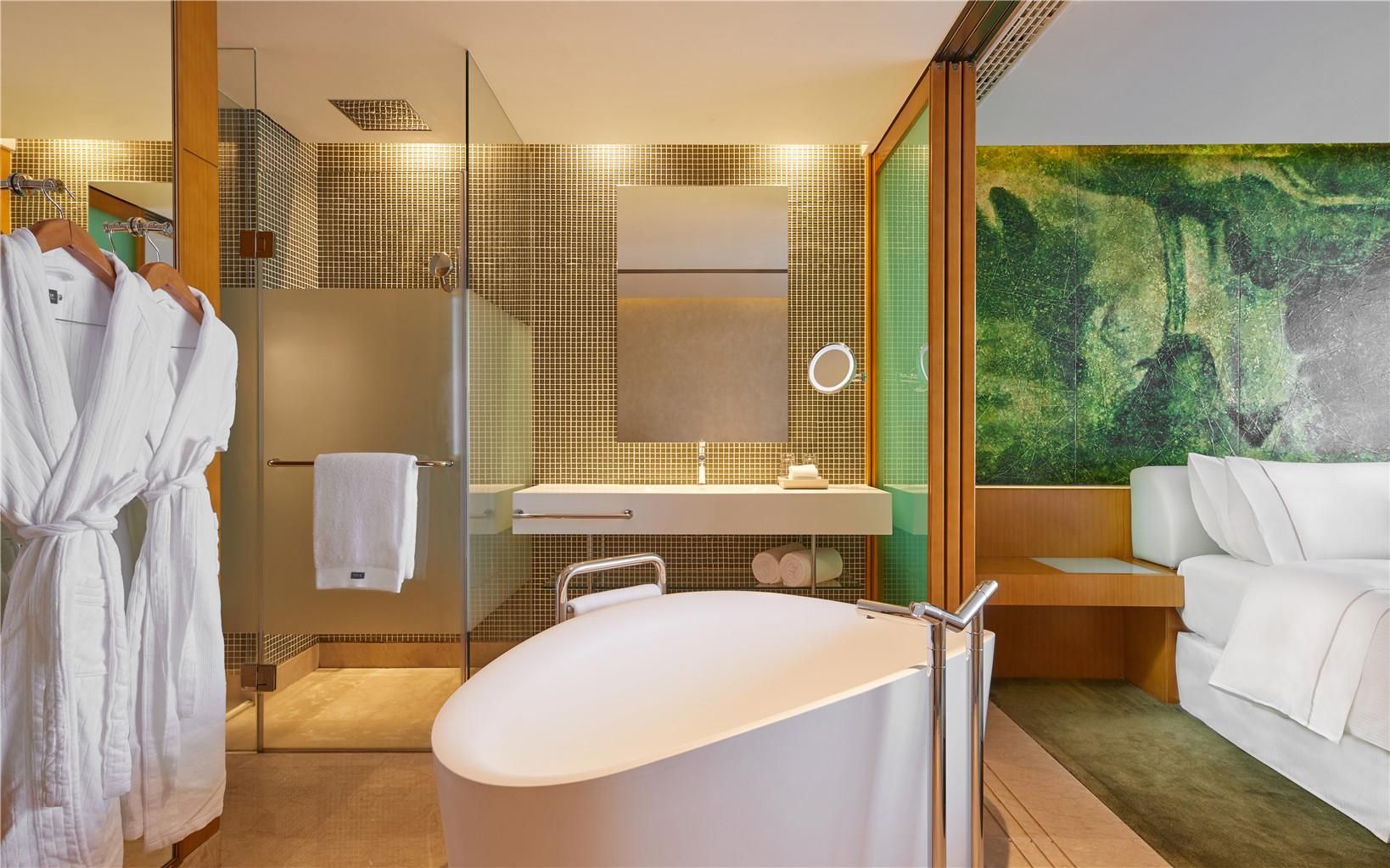 Guest room, 1 King, City view