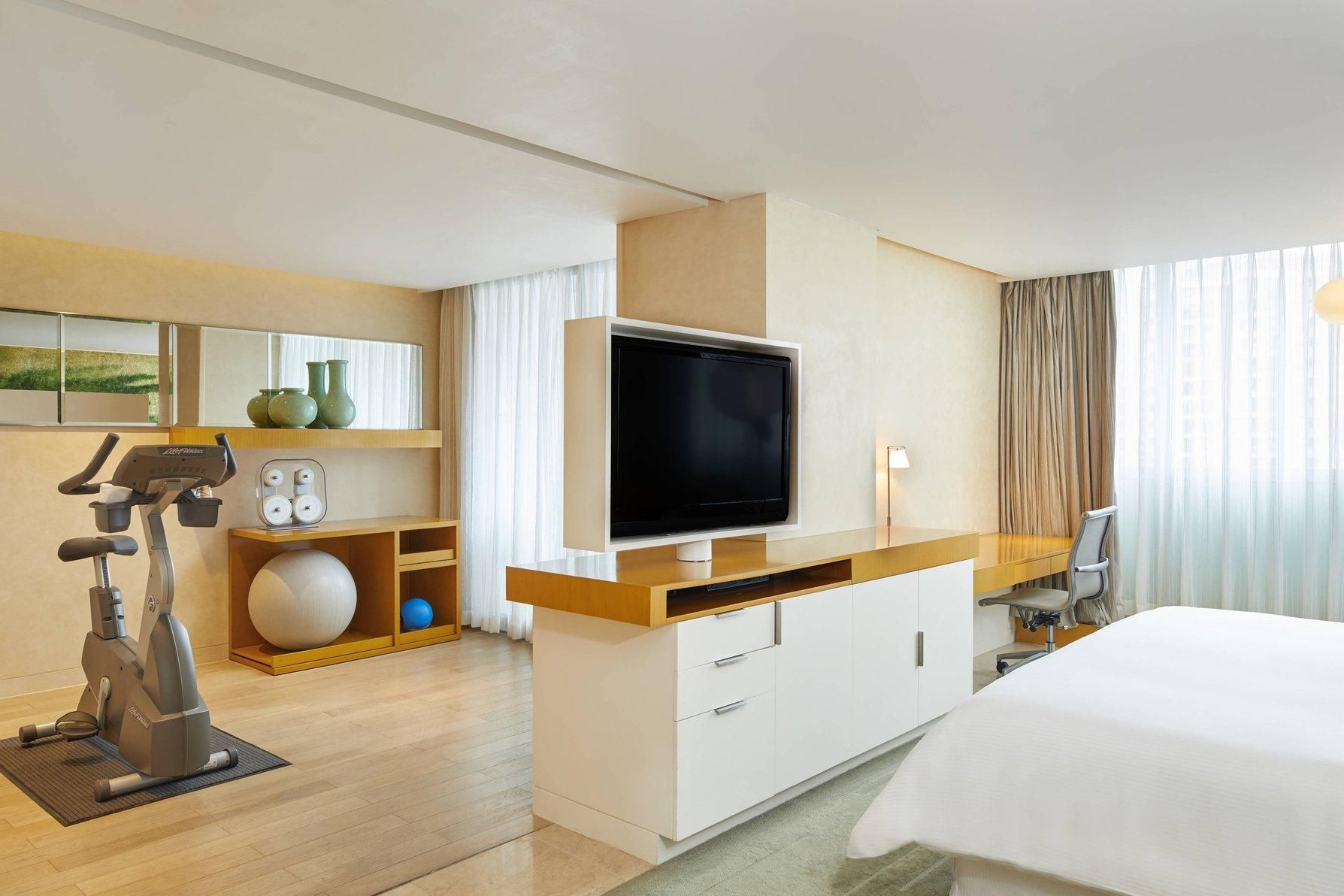 Westin Workout, Club lounge access, Suite, 1 King, City view