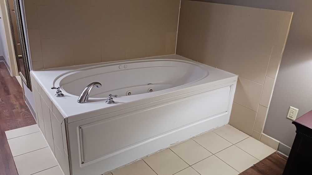 Red Roof Inn & Suites Midland Superior Room, 1 King Bed, Non Smoking, Jetted Tub 6