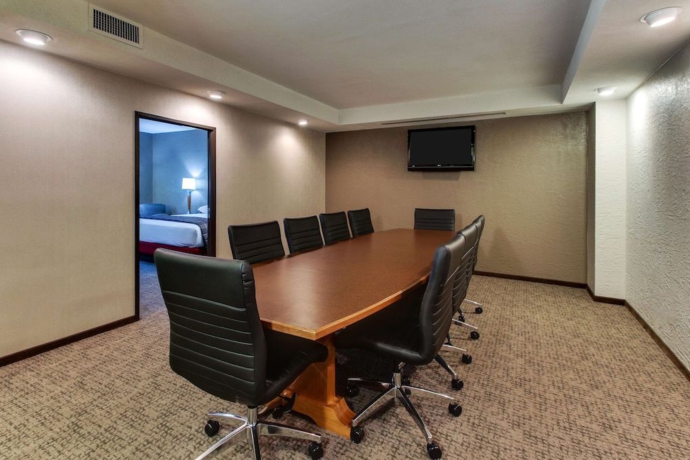 Deluxe Room, 1 King Bed, Accessible, Refrigerator & Microwave (2 Rooms, Board Room Table, Tub)
