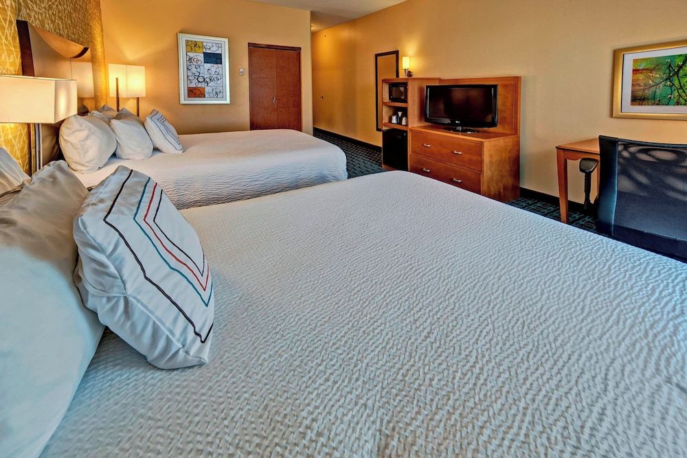 Executive Suite, Multiple Beds (Mobility/Hearing Accessible, Tub)