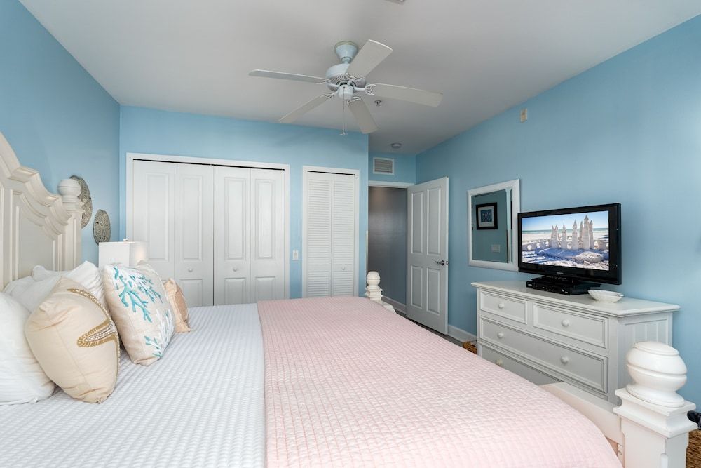 Classic Room, 1 King Bed, Partial Ocean View (unit 209)