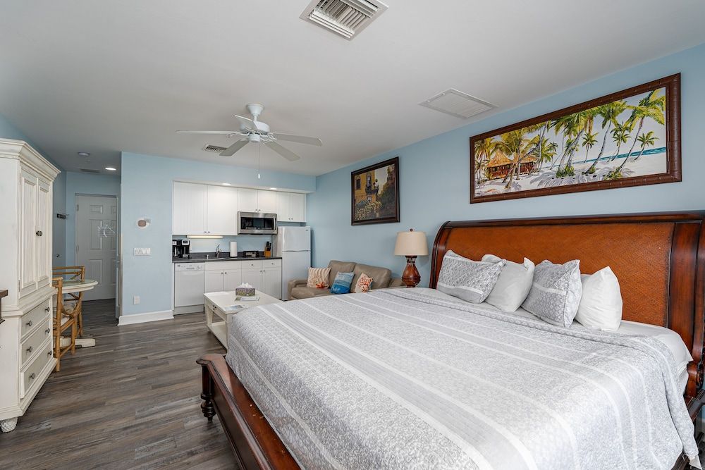 Classic Double Room, 1 King Bed, City View (unit 210)