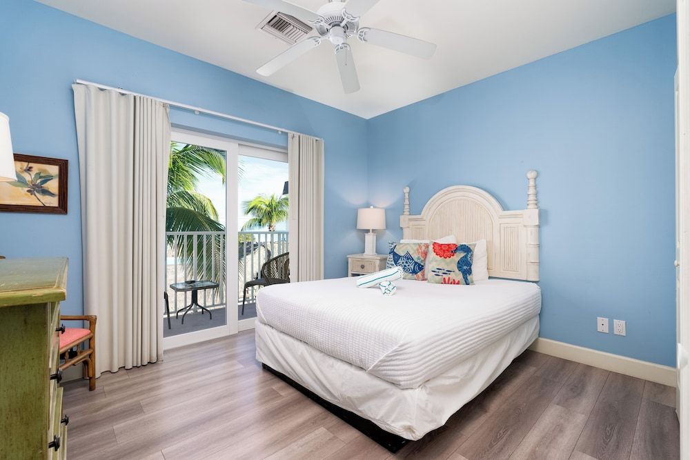 City Condo, 1 Queen Bed with Sofa bed, City View (unit 302)
