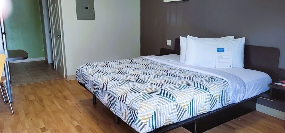 Studio 6 Atlanta, GA - Chamblee Standard Room, 1 Queen Bed, Accessible, Smoking 4