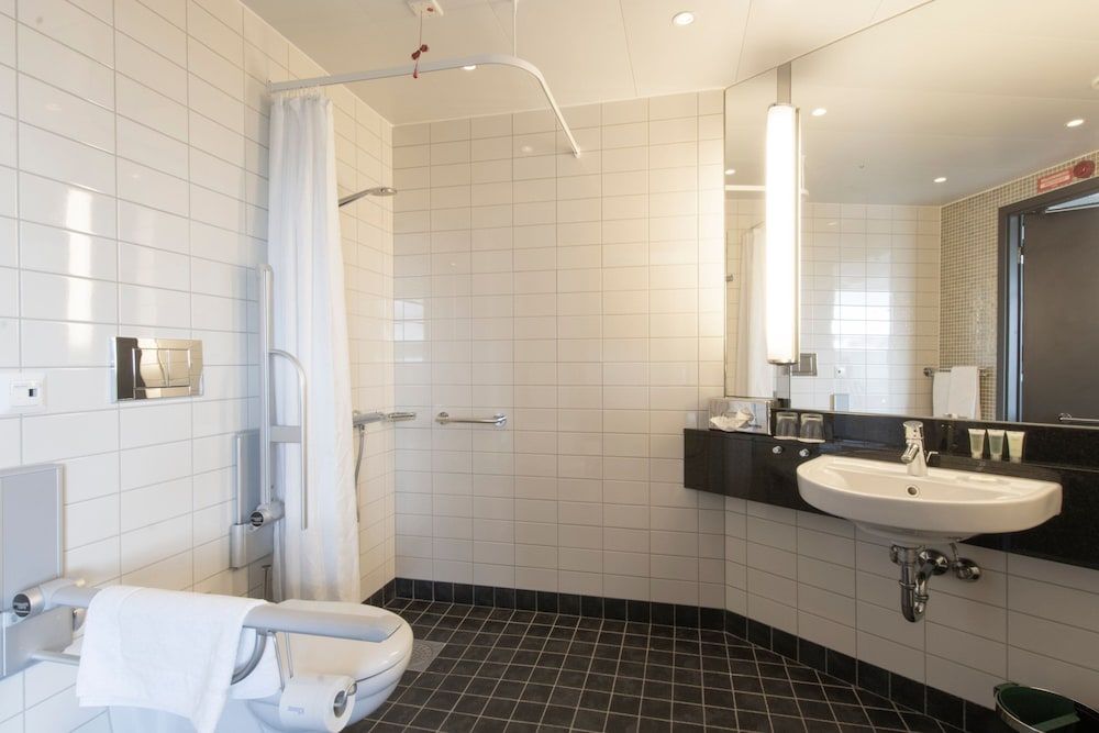 Courtyard by Marriott Stockholm Kungsholmen Deluxe Room, 1 King Bed 7