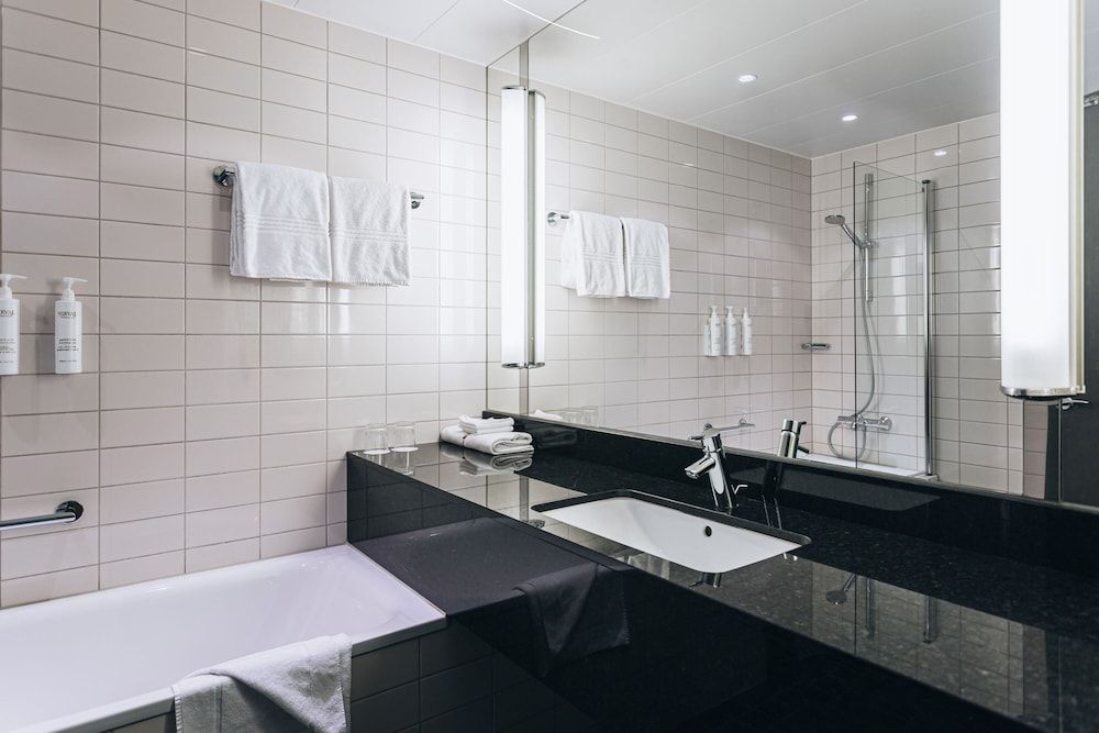 Courtyard by Marriott Stockholm Kungsholmen Deluxe Room, 1 King Bed 8