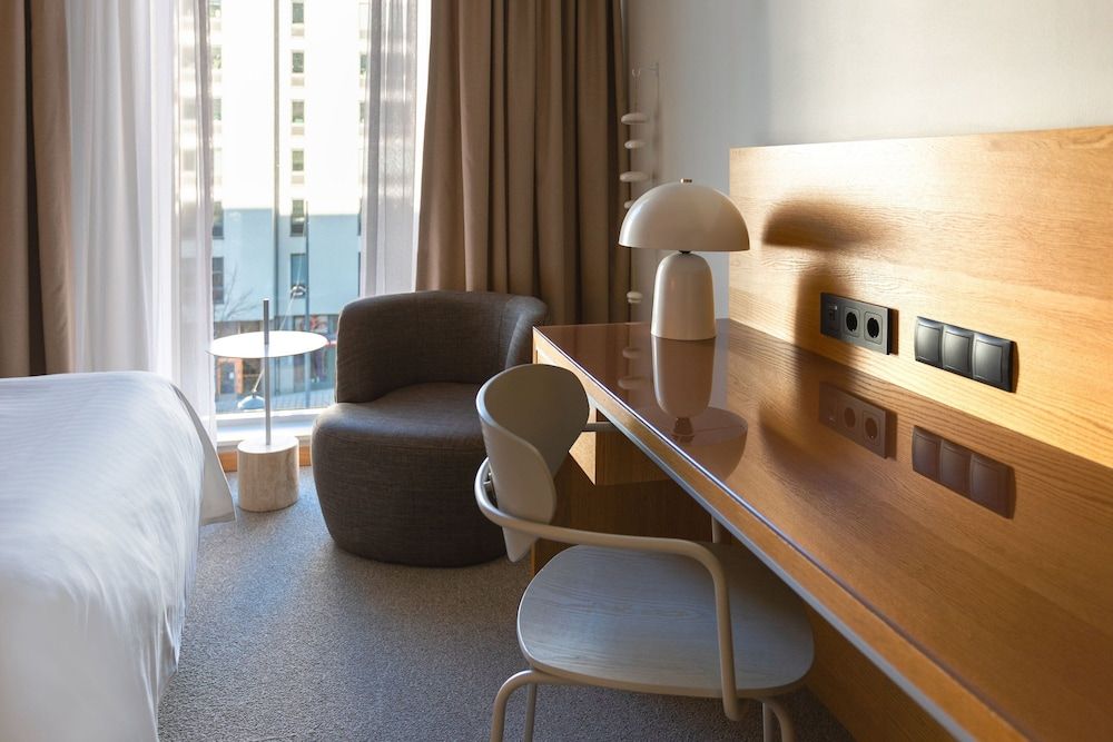 Courtyard by Marriott Stockholm Kungsholmen Deluxe Room, 1 King Bed 9