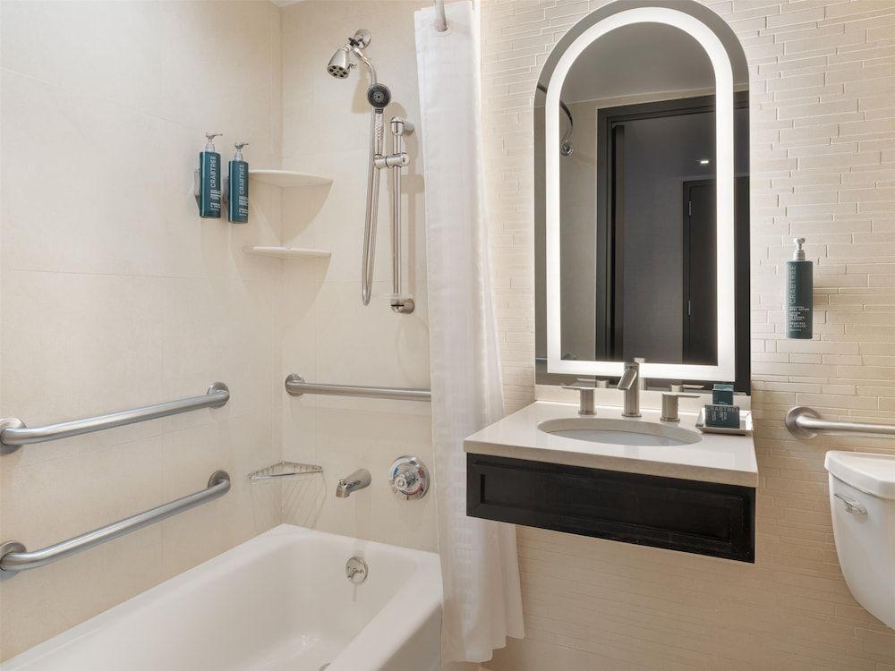 Hilton New York Fashion District Accessible queen bed room 5