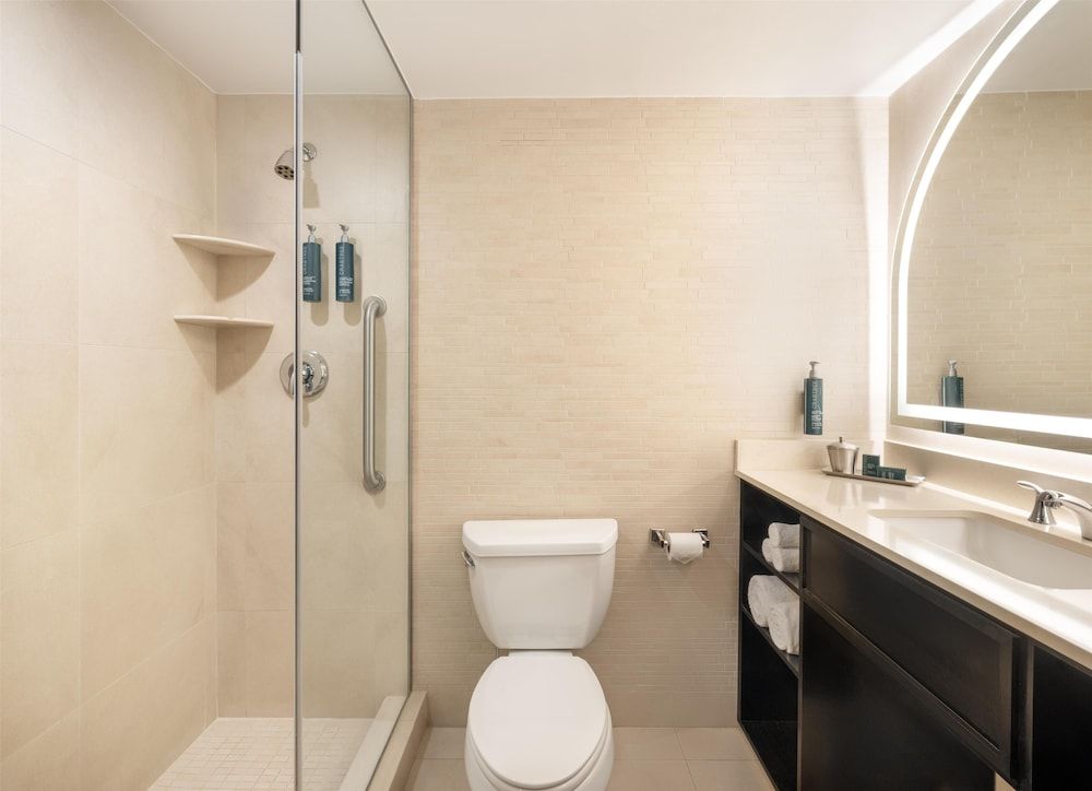 Hilton New York Fashion District Accessible queen bed room 6