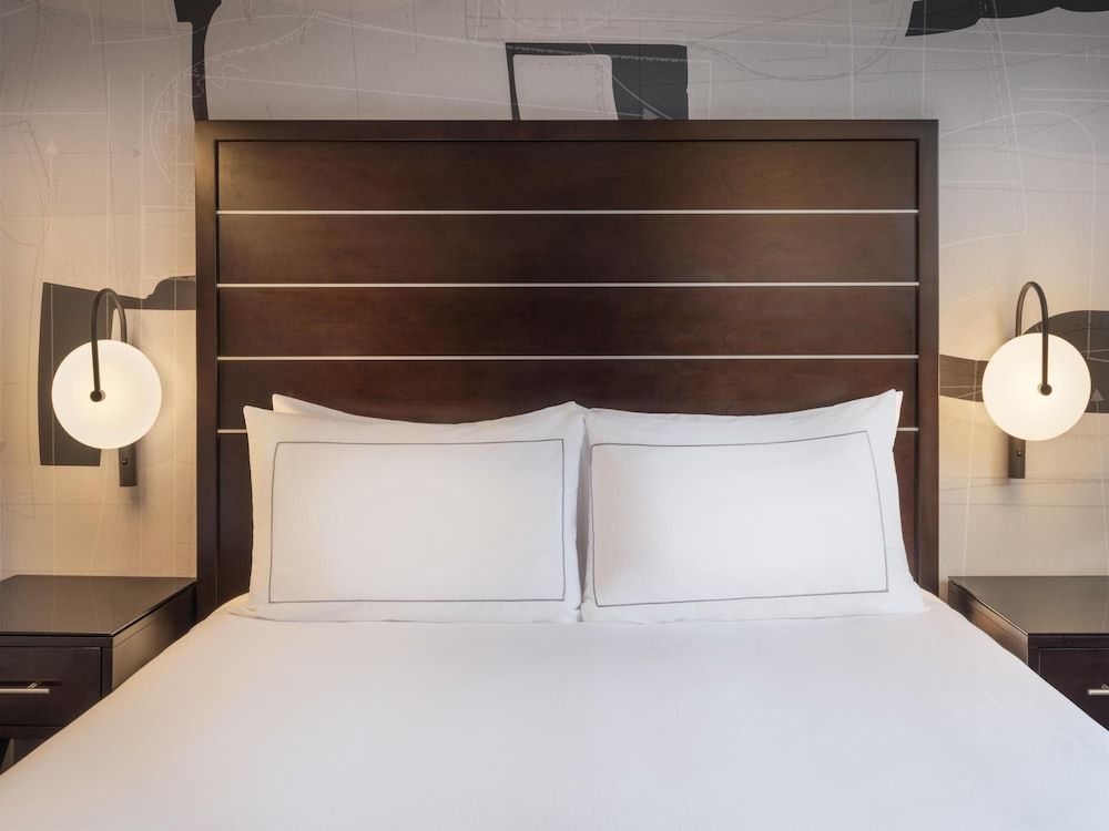 Hilton New York Fashion District Accessible queen bed room 4