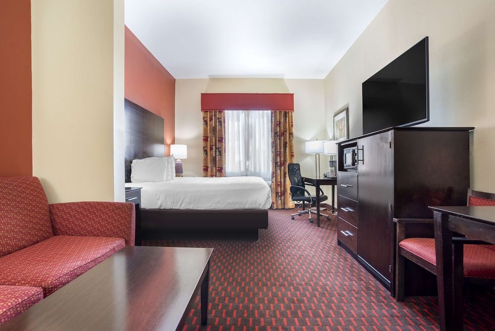 Best Western Plus Flowood Inn & Suites Suite, 1 King Bed, Non Smoking, Refrigerator & Microwave (with Sofabed)