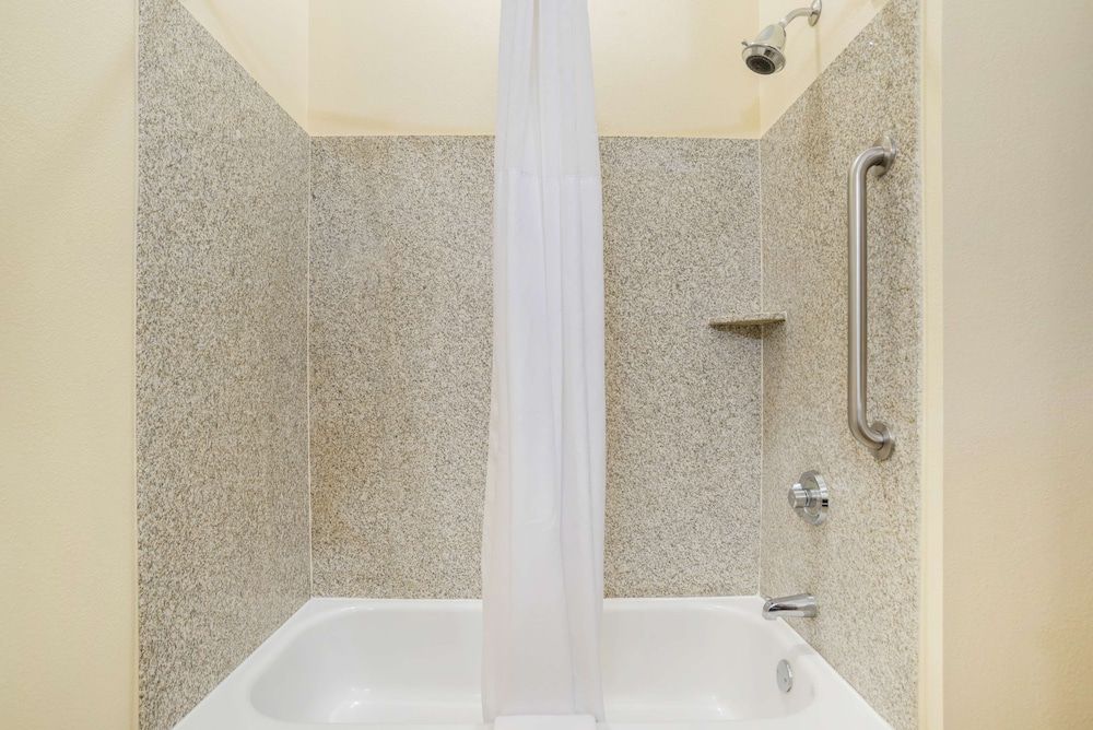 Best Western Plus Flowood Inn & Suites Suite, 1 King Bed, Non Smoking, Refrigerator & Microwave (with Sofabed) 4