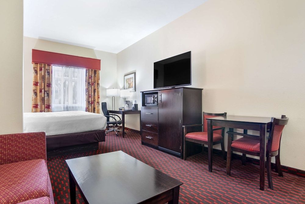 Best Western Plus Flowood Inn & Suites Suite, 1 King Bed, Non Smoking, Refrigerator & Microwave (with Sofabed) 3