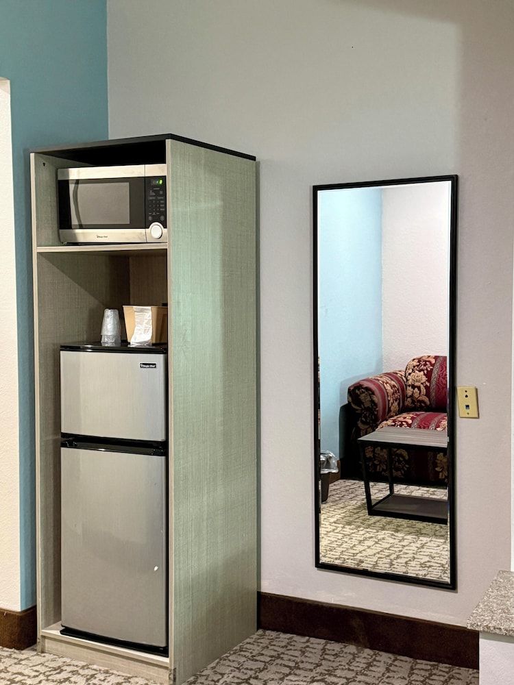 Baymont by Wyndham Texas City Deluxe Suite, 1 King Bed, Non Smoking 8