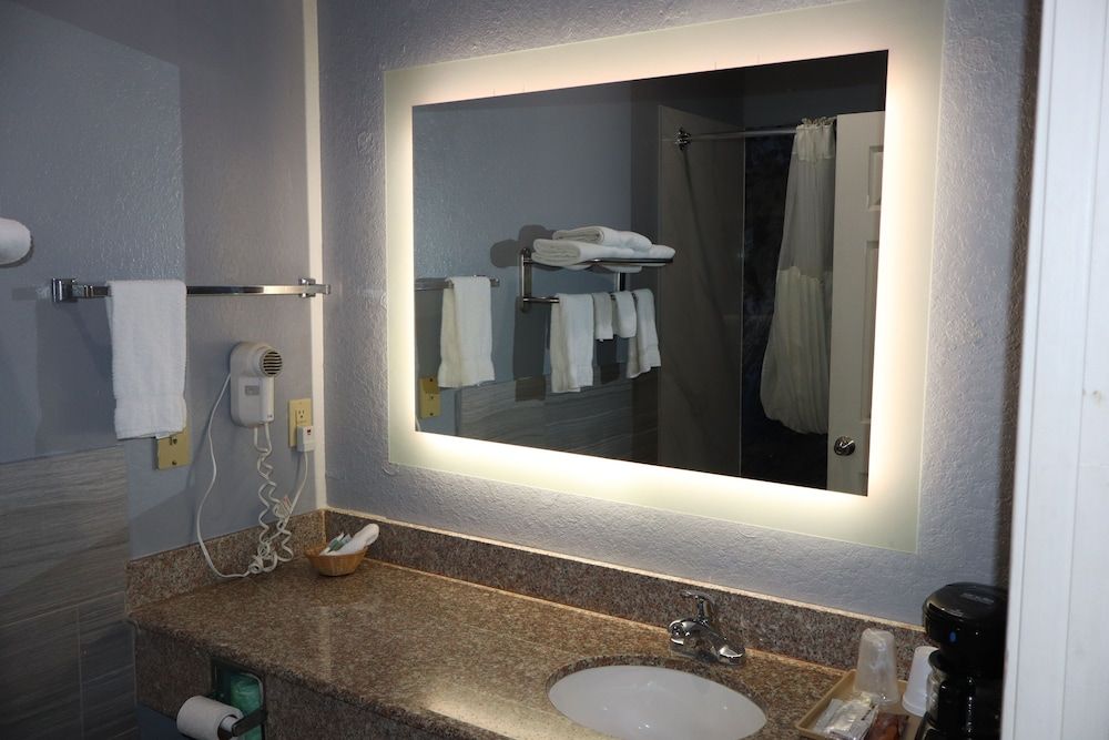 Baymont by Wyndham Texas City Deluxe Suite, 1 King Bed, Non Smoking 4