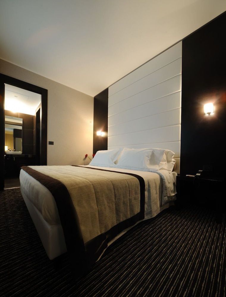 H2C Hotel Milanofiori Classic Room 2